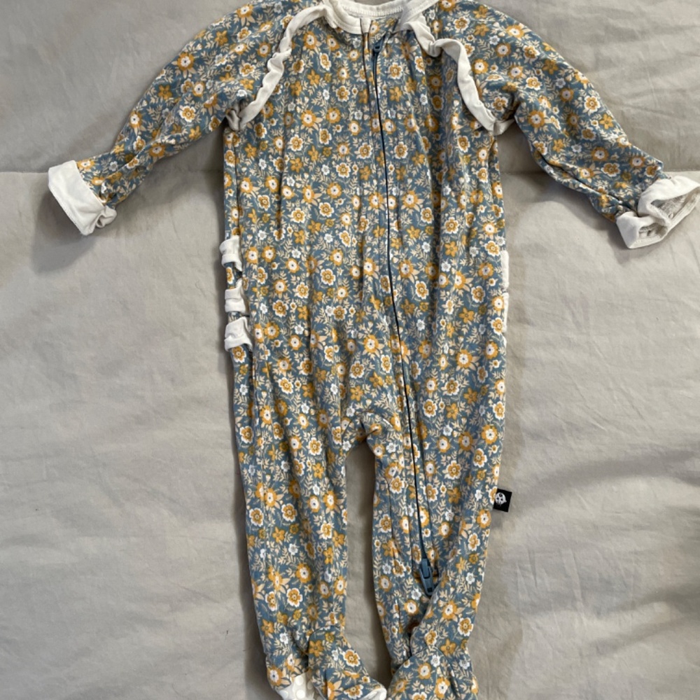 Assorted Newborn clothes - Picture 9 of 11